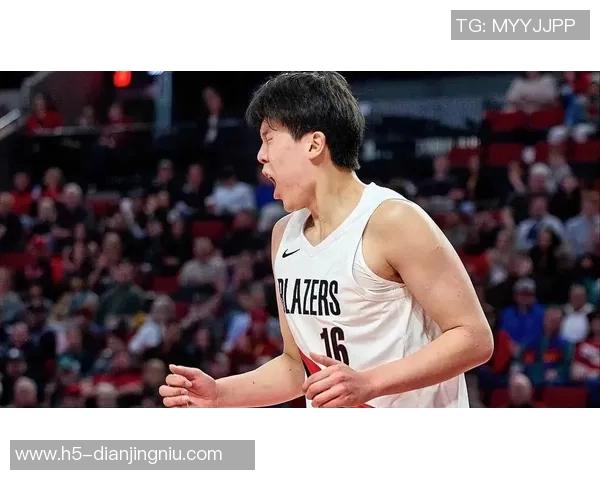 杨瀚森全力争抢后场篮板险被队友截胡展现拼搏精神